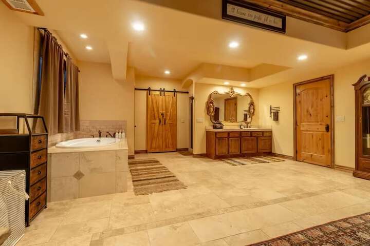 14 Guests 5BR 2BA Game room and Living