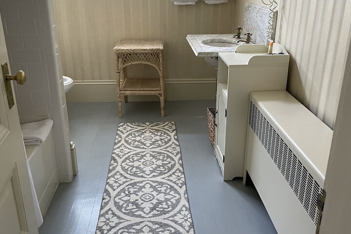 Room 24 of 100