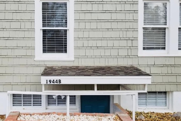 Inviting Bungalow Next to UNC - Free cruiser bikes!