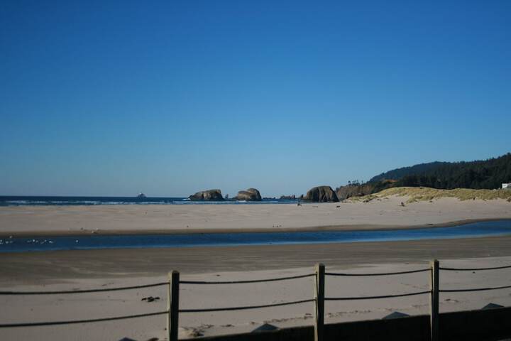 The Waves / The Argonauta Inn/The White Heron Lodge