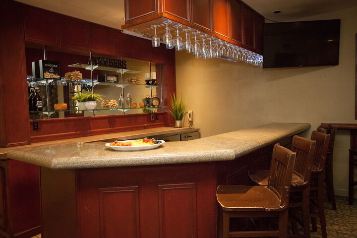 Lounge 102 of 127