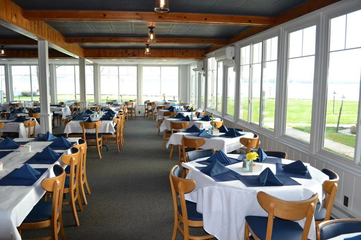 Buzzs Lakeside Inn