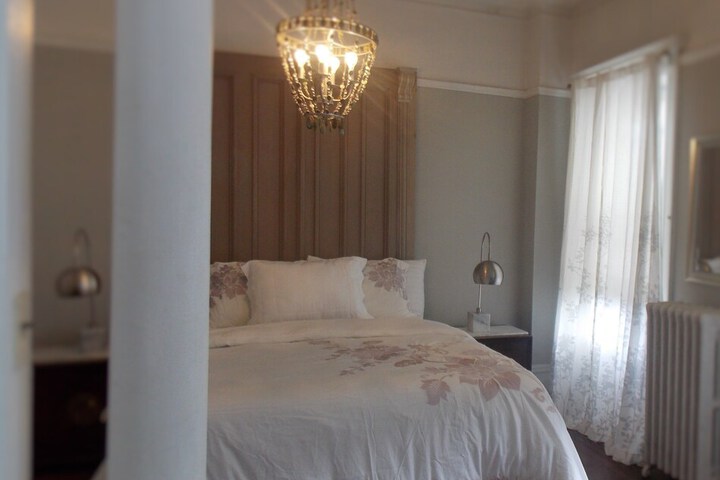 Room 5 of 18