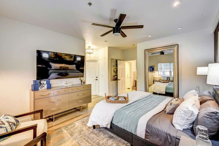 Modern Condo + Golf Course View Near Hiking!