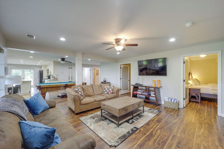 Classy Home w / Hot Tub + Mt. Jefferson Views!