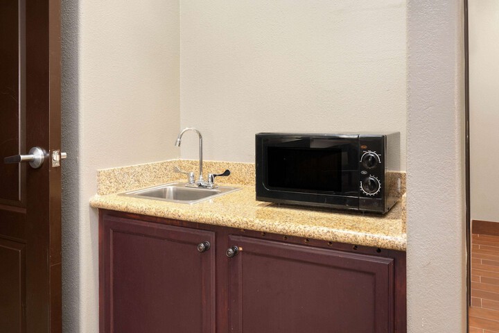 La Quinta Inn & Suites by Wyndham Houston Bush Intl Airpt E