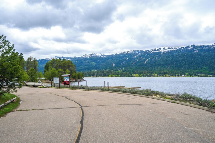 Spacious Donnelly Family Home w / Private Hot Tub!