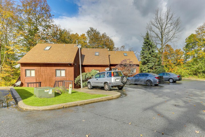 Vernon Township Condo w / Balcony Near Ski Lifts!