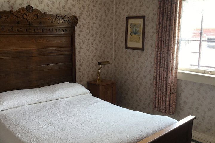 Room 8 of 11