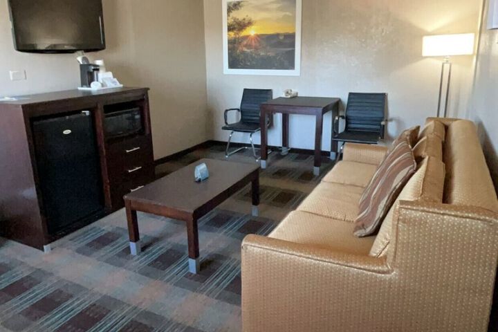 Days Inn & Suites by Wyndham Springfield on I-44