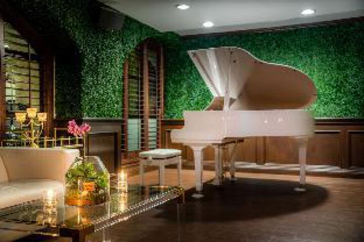 Lounge 23 of 29