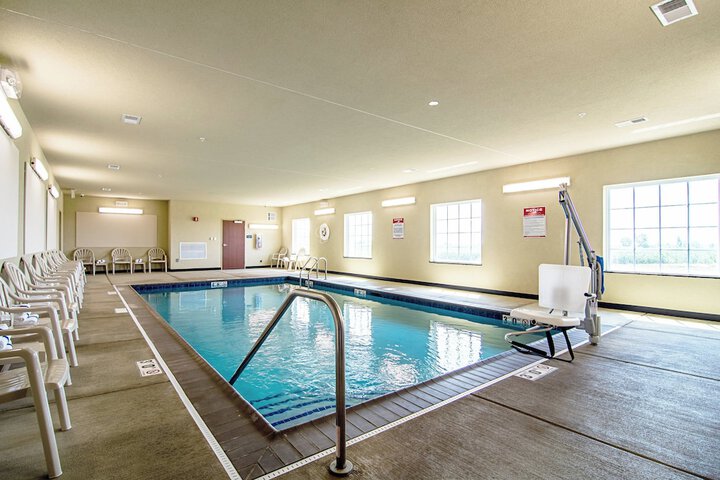 Cobblestone Hotel & Suites - Paxton