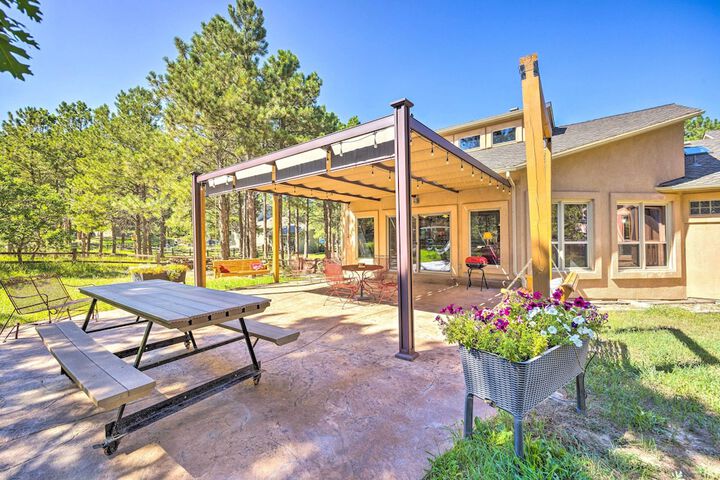 Serene Monument Sanctuary w / Patio & Fire Pit!