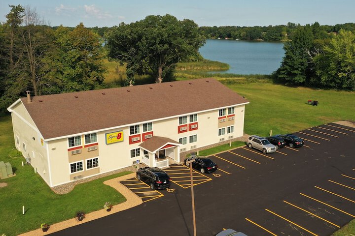 Super 8 by Wyndham Chisago City