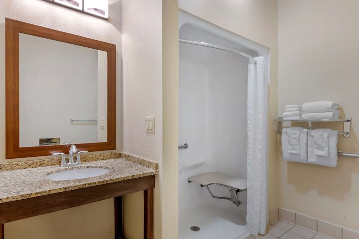 Room 32 of 47