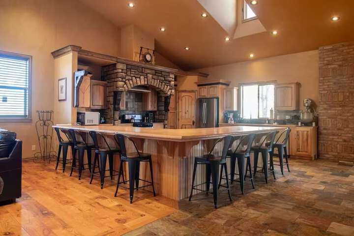 14 Guests 5BR 2BA Game room and Living