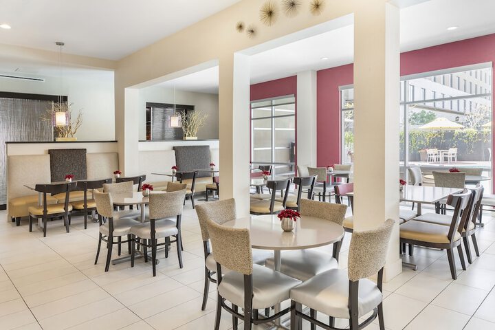 Holiday Inn Express & Suites Anaheim Resort Area by IHG