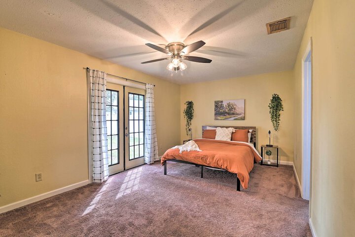 Grand Valrico Home w / Deck Fire Pit & Yard!