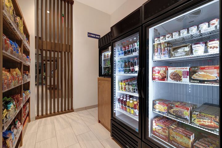 Holiday Inn Express & Suites Glendale Downtown by IHG