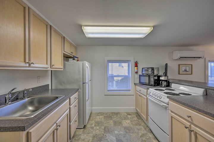 Quaint DT Greenport Apt - 2 Mi to Shelter Island!