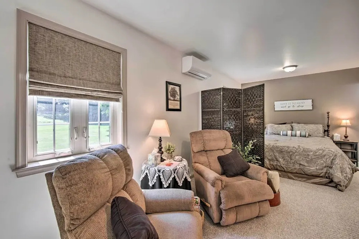 Cozy garden Room in Welsh Mountain Suites!