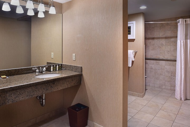 DoubleTree by Hilton Hotel St. Louis - Chesterfield