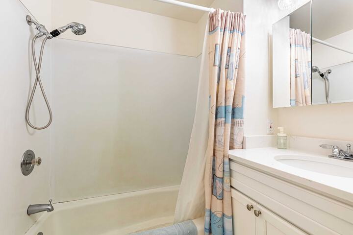 Private Beach Access + Water Views! Sleeps 18 Historic 6bdr Farmhouse w / Deck