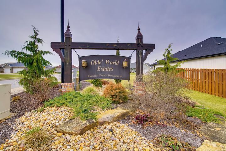 Charming Ozark Abode w / Yard & Pool Access