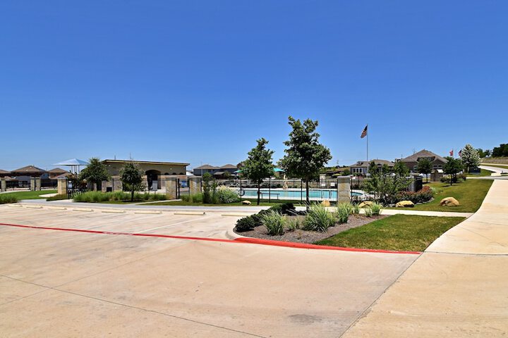 Long-term Stays Family-friendly Communal Pool!