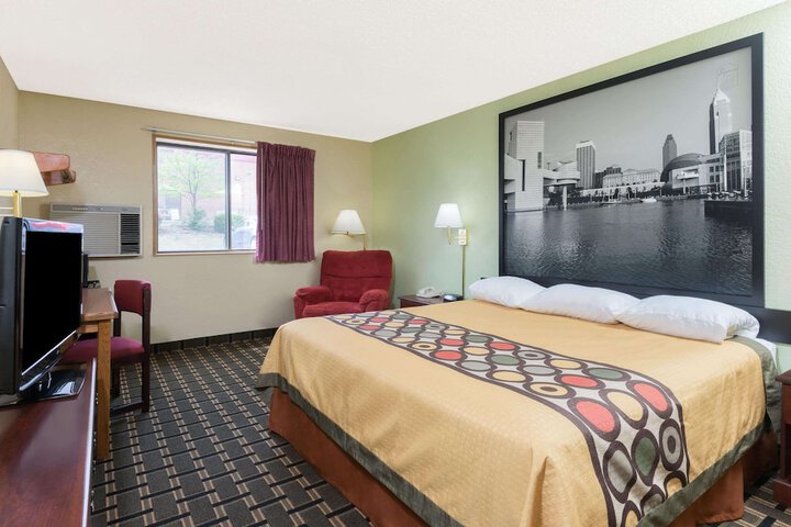 Super 8 by Wyndham Twinsburg / Cleveland Area