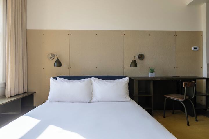 Room 48 of 102