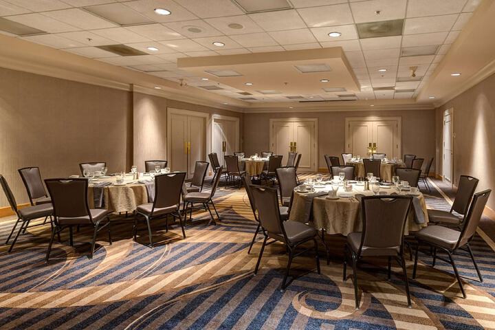 DoubleTree by Hilton Akron Fairlawn