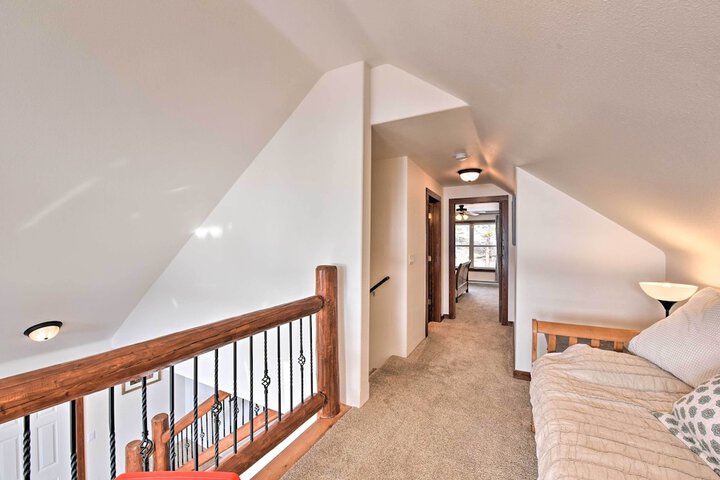 Gorgeous Twin Lakes Home w / Deck Overlooking Mtns!