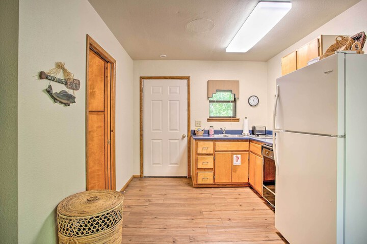 Bright Davis Escape w / Screened-in Porch!