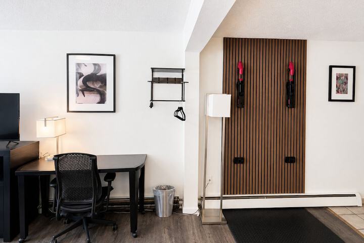 H & H Motor Lodge