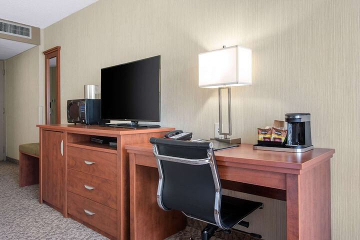 Clarion Hotel & Suites
