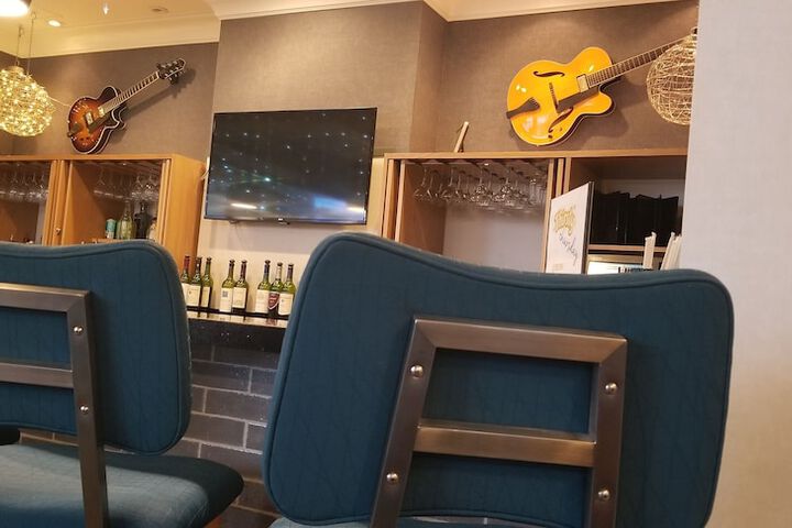 Lounge 74 of 82