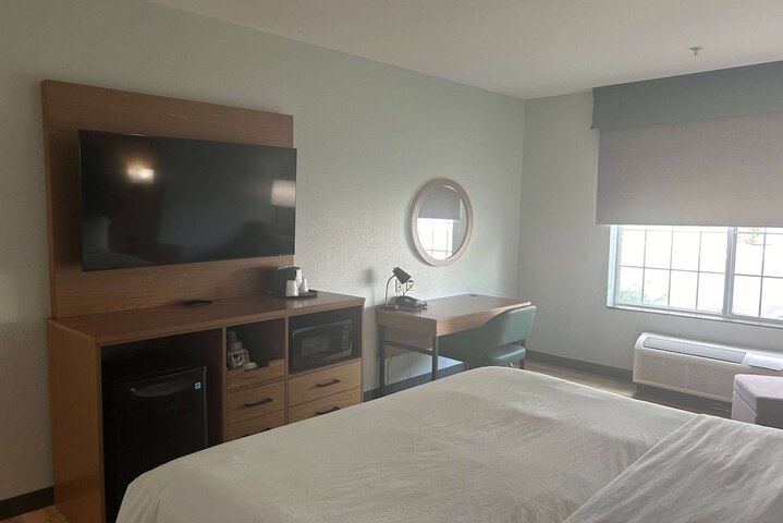 Room 5 of 16
