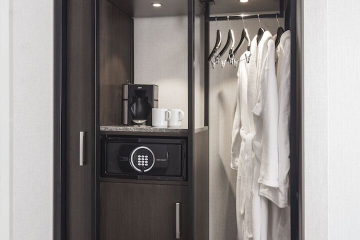 Room 21 of 38