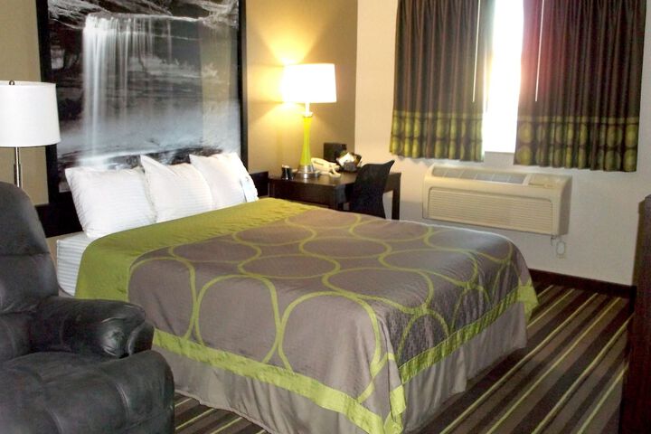 Super 8 by Wyndham Brookings