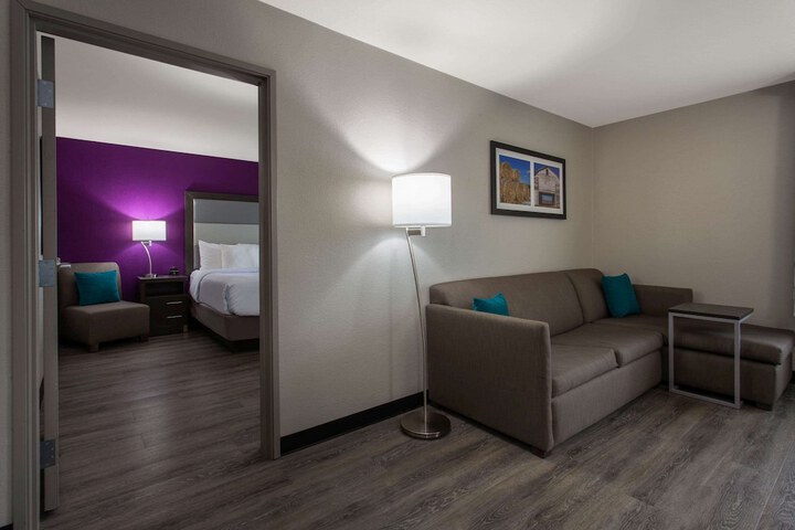 Room 10 of 37