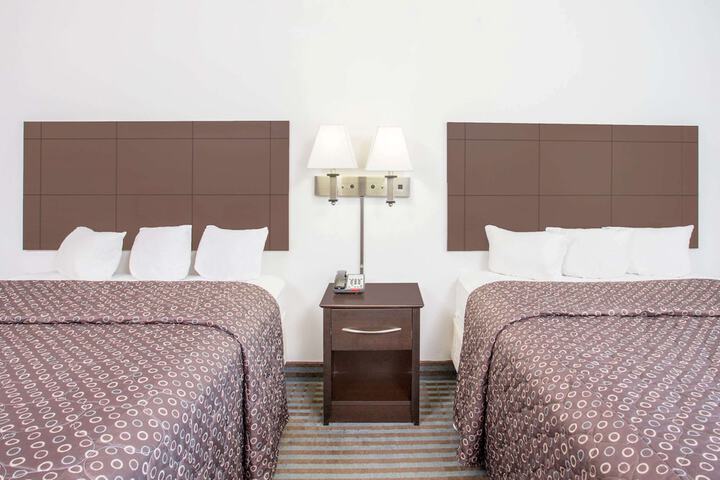 Super 8 by Wyndham Cedar Falls IA - University