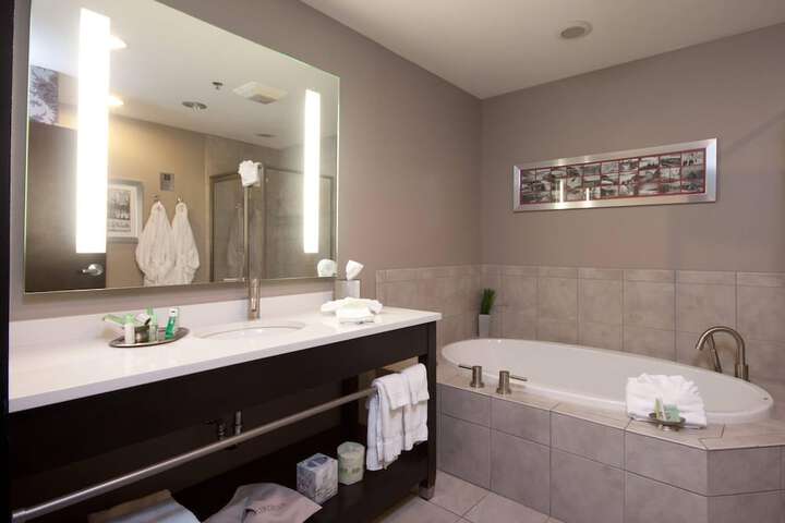 The Giacomo Niagara Falls NY an Ascend Collection Hotel