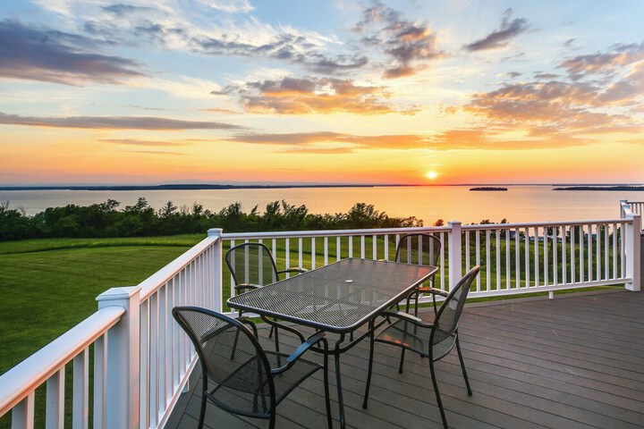 Lake View Champlain Home w / Hot Tub & Sauna!