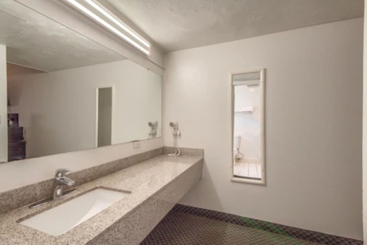 Room 13 of 28