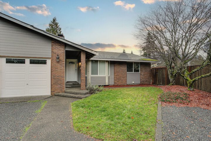 Modern Puyallup Townhome w / Backyard & Fireplace