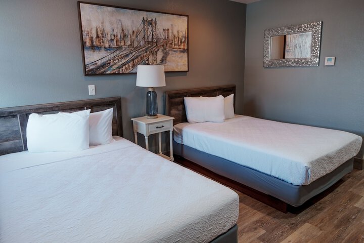 Price Pointe Inn