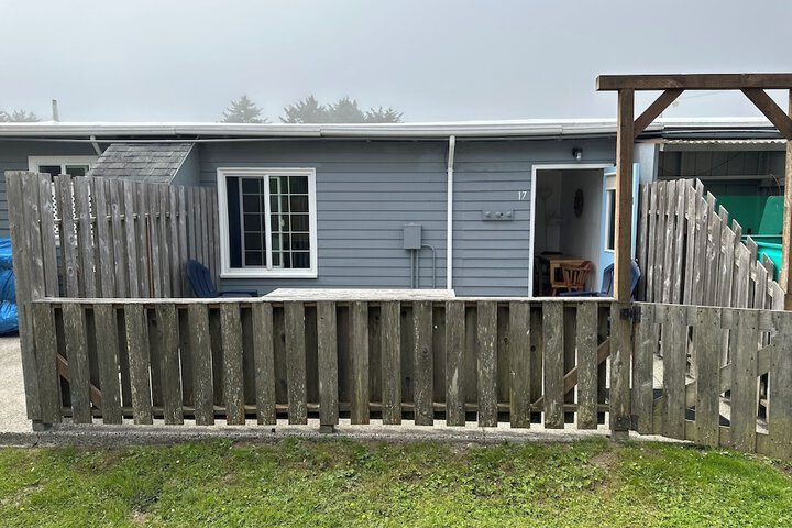 Tillicum Beach Motel (Deanes Oceanfront Lodge)