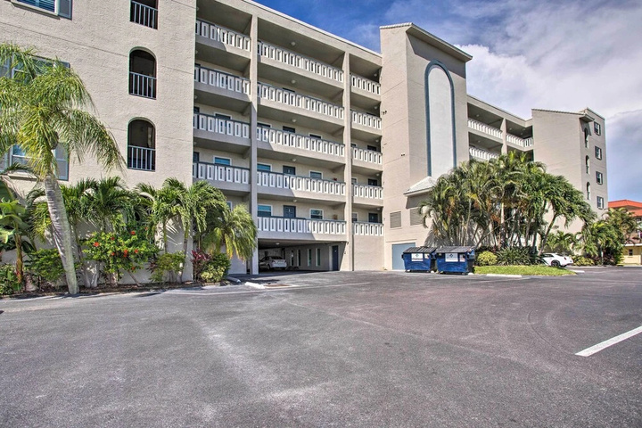 Beachfront Redington Shores Condo w / Pool!