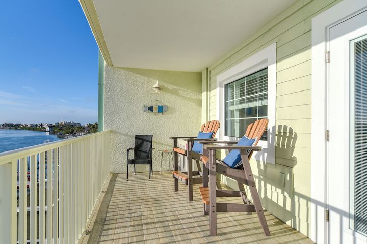 Waterfront Condo w / Water Park Walk to the Beach!